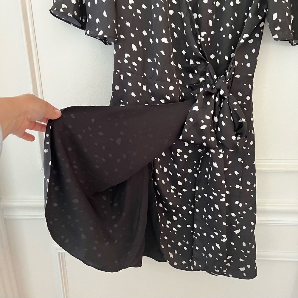 Socialite FLUTTER SLEEVE V neck WRAP DRESS IN BLACK/ WHITE PRINT Size XL NWT - Picture 6 of 9
